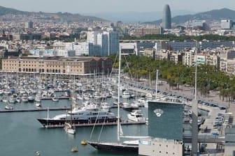 Der Hafen von Barcelona - Spanische Behörden haben dort laut Medienberichten erstmals eine Jacht festgesetzt, die möglicherweise einem von EU-Sanktionen betroffenen russischen Oligarchen gehört.