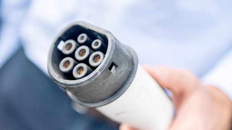 Für die "Stromtankstelle": Über den Ladestecker gelangt frische Energie in den Akku des Autos.