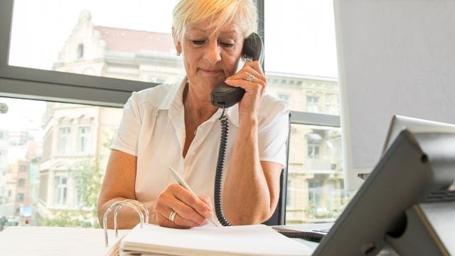 Trotz Rentenalter noch arbeiten? Wer den Job nicht an den Nagel hängen möchte, tut seinen Altersbezügen etwas Gutes. Trotz Rentenalter noch arbeiten? Wer den Job nicht an den Nagel hängen möchte, tut seinen Altersbezügen etwas Gutes.