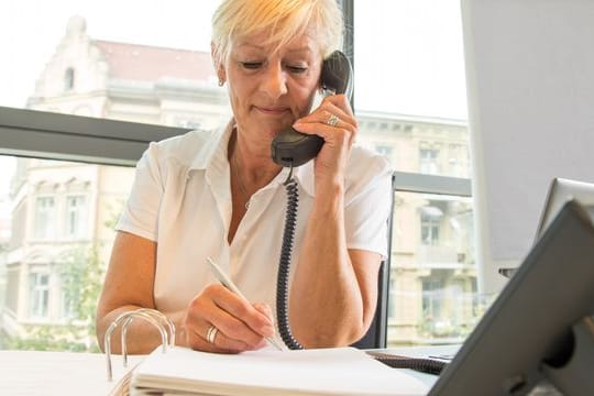 Trotz Rentenalter noch arbeiten? Wer den Job nicht an den Nagel hängen möchte, tut seinen Altersbezügen etwas Gutes. Trotz Rentenalter noch arbeiten? Wer den Job nicht an den Nagel hängen möchte, tut seinen Altersbezügen etwas Gutes.