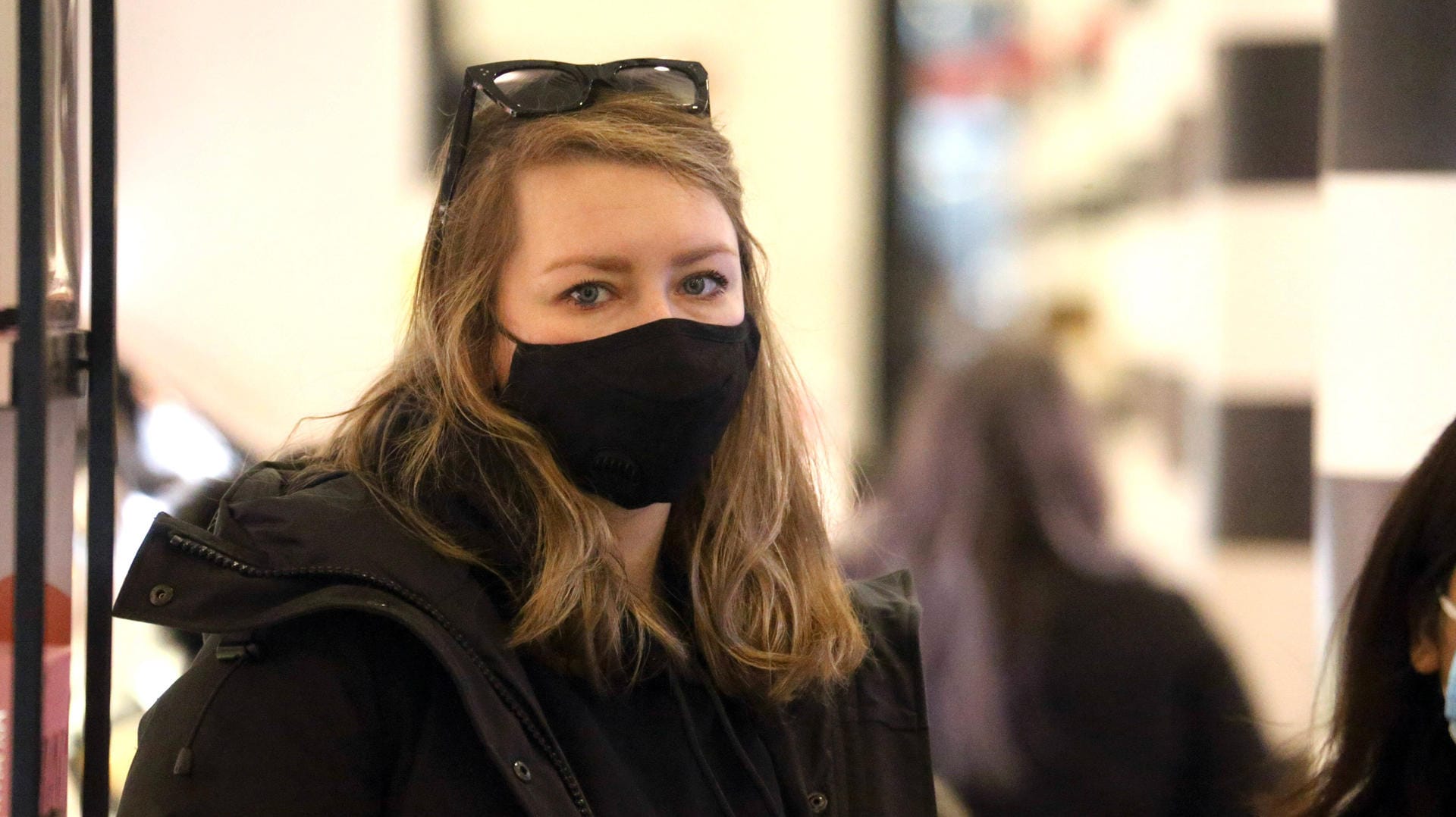 Anna Sorokin aka "Anna Delvey" unterwegs in Manhattan: Die russisch-deutsche Hochstaplerin wurde nach fast vier Jahren auf Bewährung aus dem Gefängnis entlassen.