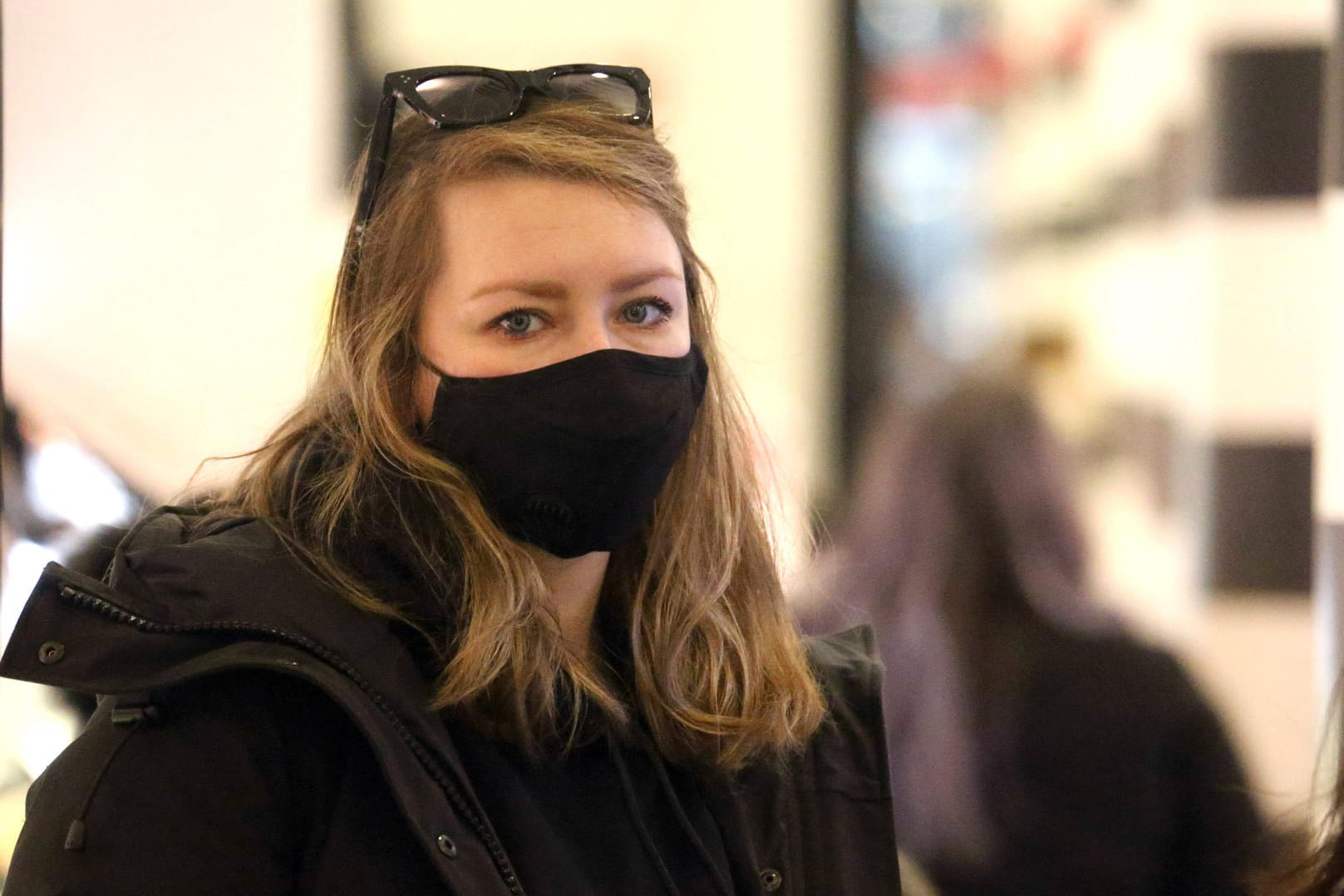 Anna Sorokin aka "Anna Delvey" unterwegs in Manhattan: Die russisch-deutsche Hochstaplerin wurde nach fast vier Jahren auf Bewährung aus dem Gefängnis entlassen.