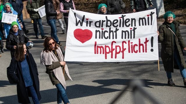 Menschen demonstrieren im baden-württembergischen Crailsheim gegen die Corona-Maßnahmen der Bundesregierung.