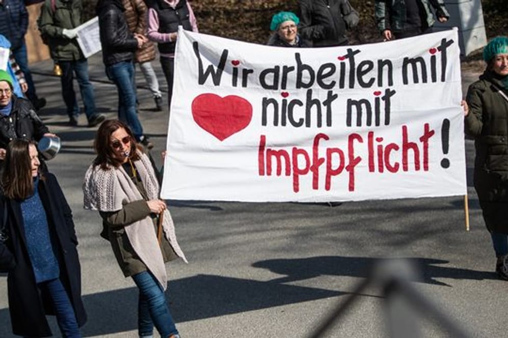 Menschen demonstrieren im baden-württembergischen Crailsheim gegen die Corona-Maßnahmen der Bundesregierung.