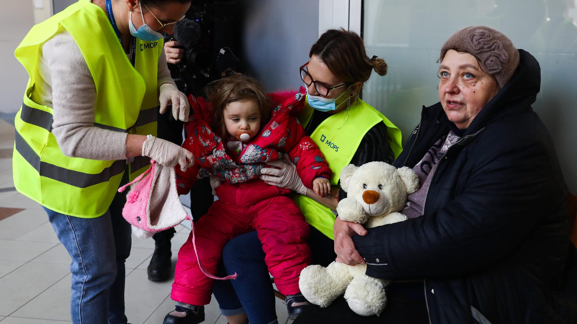 Ukrainische Flüchtlinge werden in Polen empfangen (Archivbild): Nicht alle Flüchtlingskorridore konnten am Montag genutzt werden.
