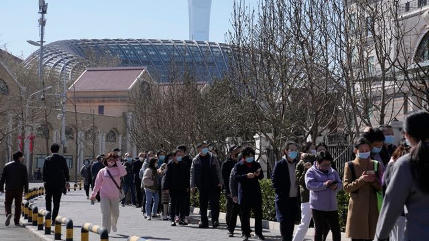 Menschen stehen in Peking Schlange für einen Corona-Test.