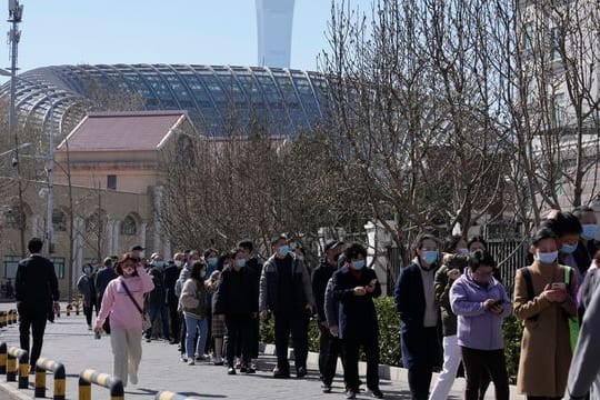 Menschen stehen in Peking Schlange für einen Corona-Test.