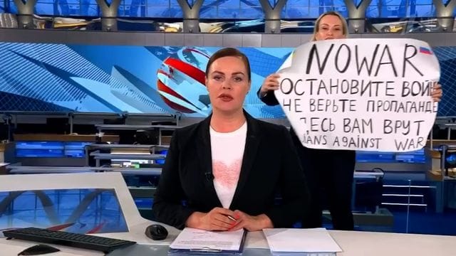 In Russland ist es Medien verboten, den russischen Einmarsch in die Ukraine als "Krieg" oder "Invasion" zu bezeichnen - Marina Owssjannikowa (r) tat in der Nachrichtensendung genau das.