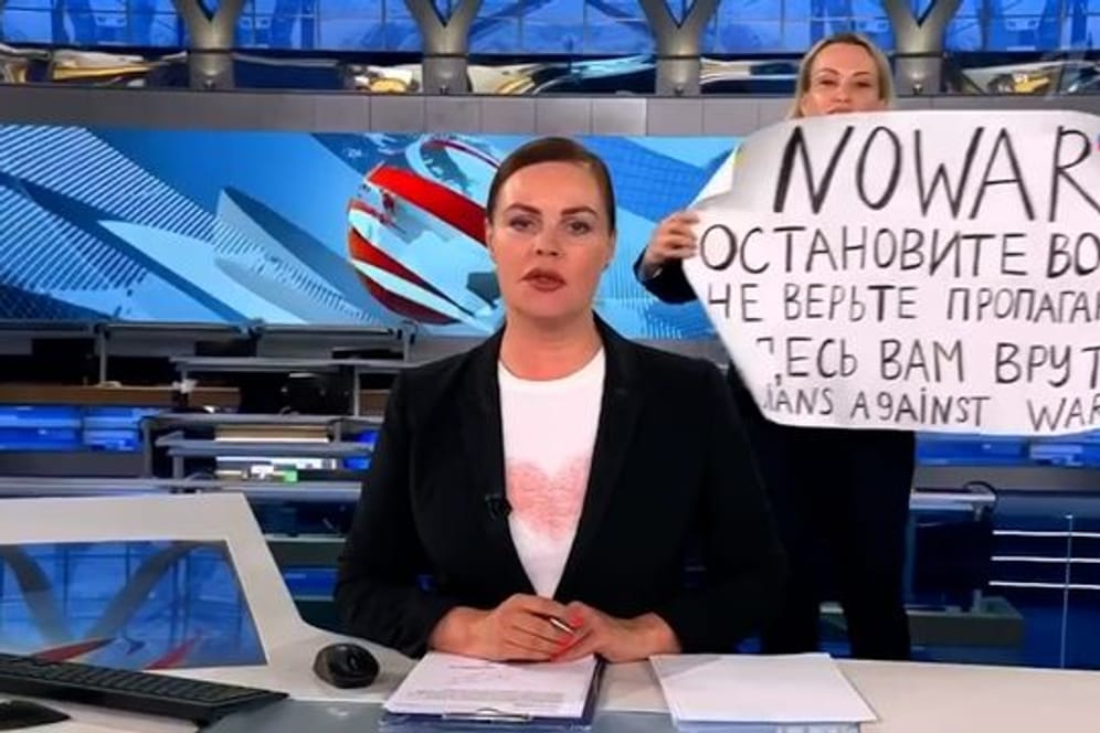 In Russland ist es Medien verboten, den russischen Einmarsch in die Ukraine als "Krieg" oder "Invasion" zu bezeichnen - Marina Owssjannikowa (r) tat in der Nachrichtensendung genau das.