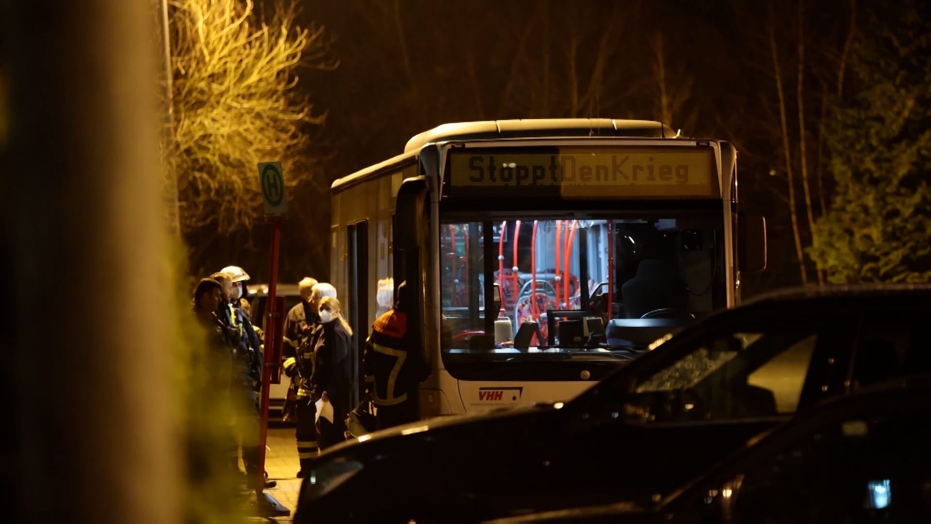 Einsatzkräfte der Feuerwehr kontrollieren einen Bus: Wie die ätzende Substanz in die Fahrzeuge gelangen konnte, wird ermittelt.