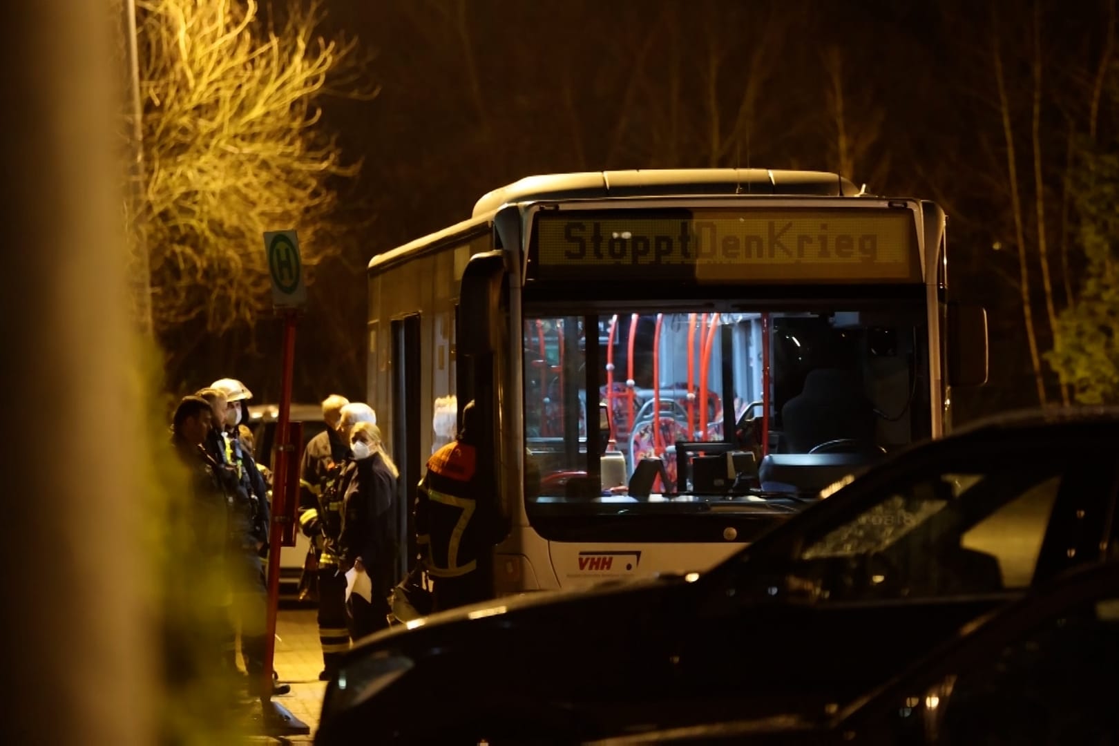 Einsatzkräfte der Feuerwehr kontrollieren einen Bus: Wie die ätzende Substanz in die Fahrzeuge gelangen konnte, wird ermittelt.