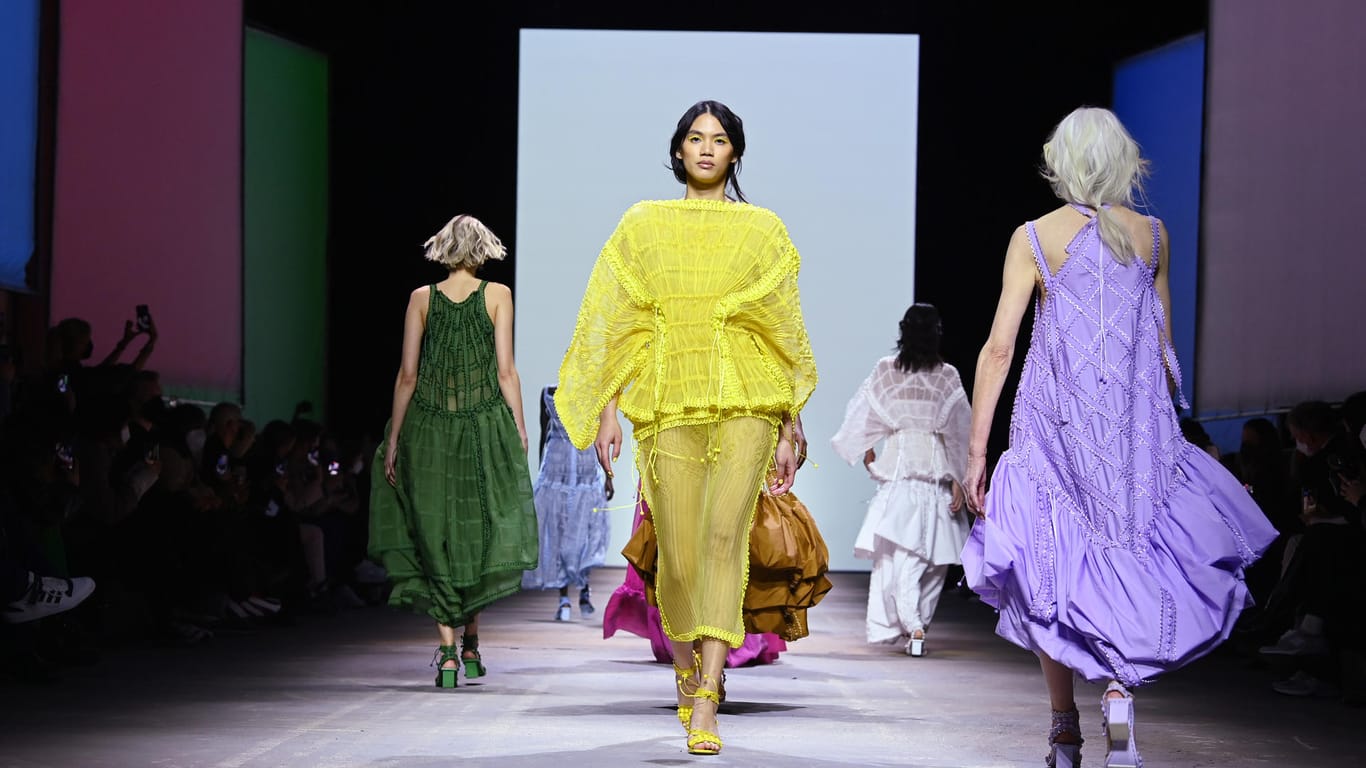 Im Kraftwerk Berlin präsentieren Models Kreationen der finnischen Designerin Sofia Ilmonen zum Beginn der Berliner Modewoche: Die Berliner Fashion Week dauert noch bis Sonntag.