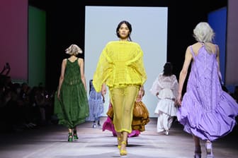 Im Kraftwerk Berlin präsentieren Models Kreationen der finnischen Designerin Sofia Ilmonen zum Beginn der Berliner Modewoche: Die Berliner Fashion Week dauert noch bis Sonntag.