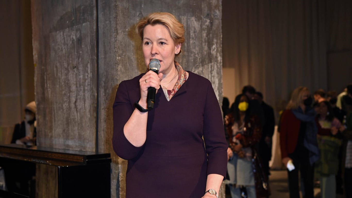 Berlins Regierende Bürgermeisterin Franziska Giffey (SPD) bei der Berliner Fashion Week: Die Modewoche setze ein Zeichen des Zusammenhalts, sagte sie bei der Eröffnung.