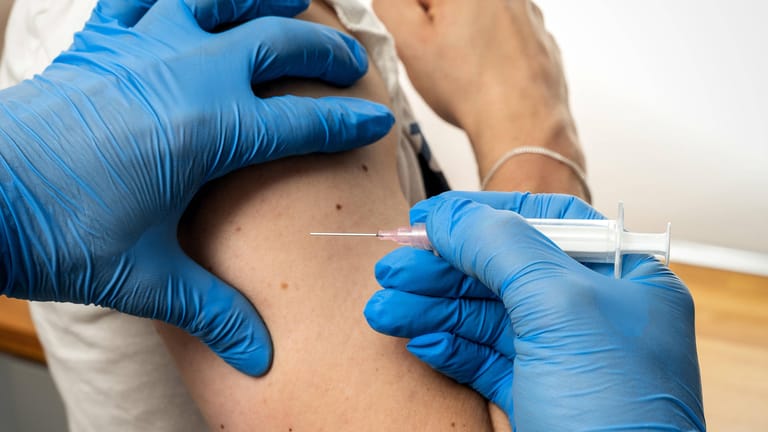 Arzt verabreicht Impfstoff an Patient (Symbolbild): In Baden-Württemberg läuft die einrichtungsbezogene Impfpflicht an.