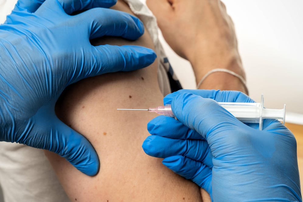Arzt verabreicht Impfstoff an Patient (Symbolbild): In Baden-Württemberg läuft die einrichtungsbezogene Impfpflicht an.