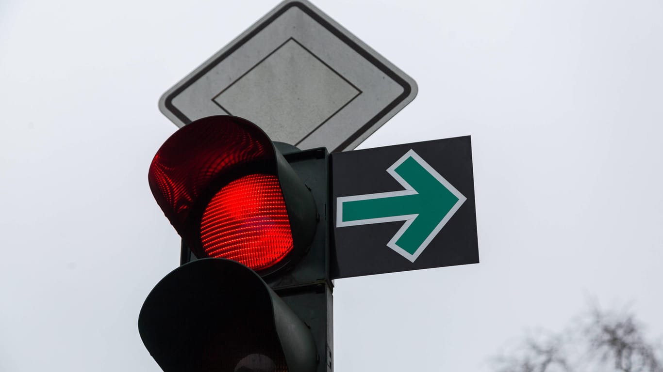 Grünpfeil an einer roten Ampel (Symbolbild): Bei den Verkehrsschildern herrscht Uneinigkeit.