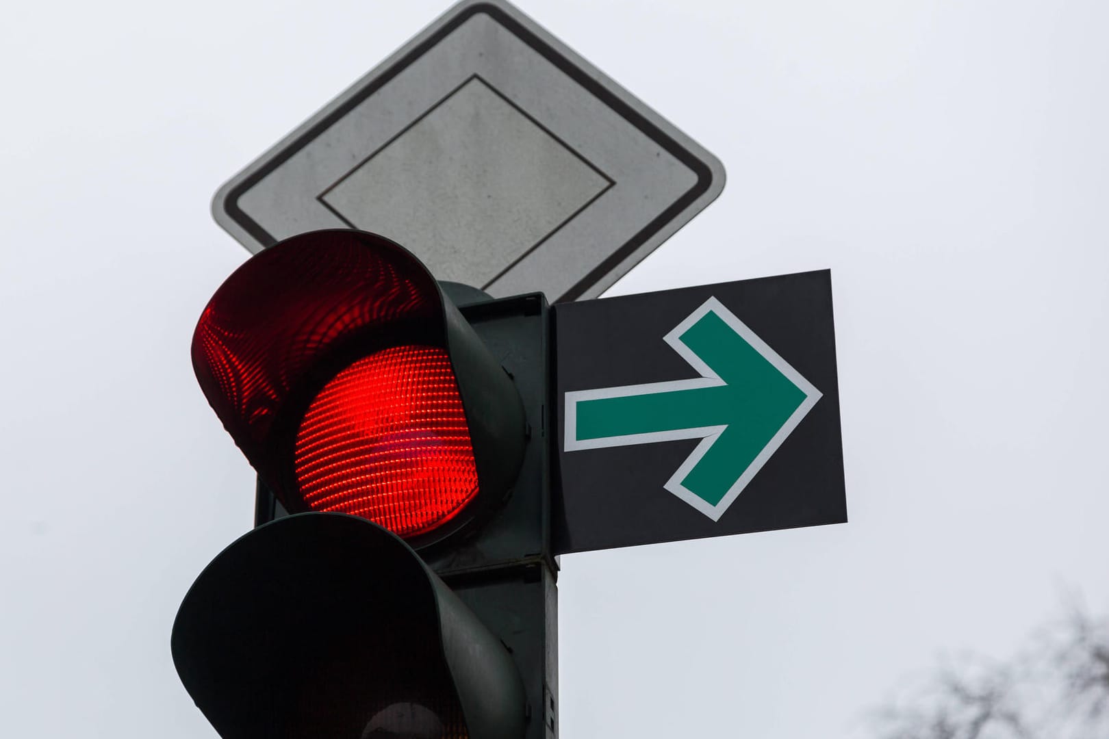 Grünpfeil an einer roten Ampel (Symbolbild): Bei den Verkehrsschildern herrscht Uneinigkeit.