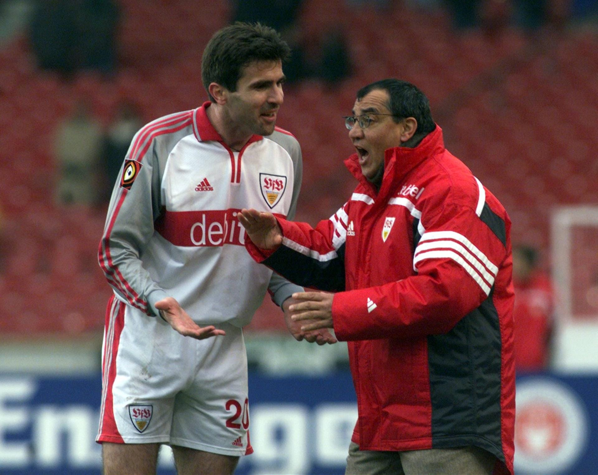 VfB Stuttgart – Februar 2001 bis Mai 2004: Kaum bei der Eintracht entlassen, saß Magath wenige Wochen später schon bei den Schwaben auf der Bank. Dort hatte Magath seine bis dato längste Trainerstation, blieb bis zum Saisonende 2004 und führte den VfB zur Vize-Meisterschaft 2003. Hier diskutiert er intensiv mit seinem Kapitän Zvonimir Soldo.
