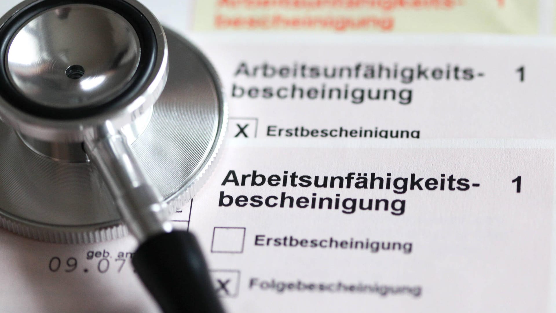 Arbeitsunfähigkeitsbescheinigungen (Symbolbild): In NRW haben sich 2021 mehr Menschen wegen psychischer Erkrankungen bei der Arbeit krankgemeldet. Arbeitsunfähigkeitsbescheinigungen (Symbolbild): In NRW haben sich 2021 mehr Menschen wegen psychischer Erkrankungen bei der Arbeit krankgemeldet.