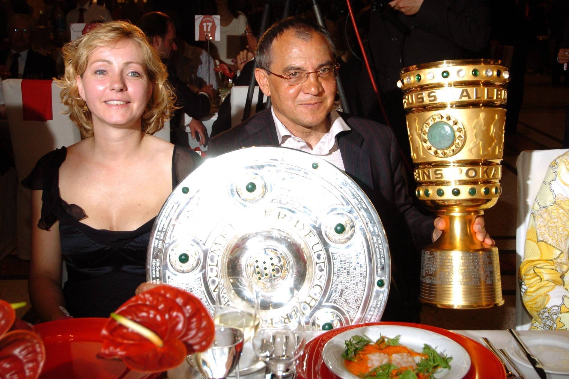 Bayern München – Juni 2004 bis Januar 2007: Der Rekordmeister rief im Jahr 2005. Erstmals übernahm Magath eine Mannschaft zu Saisonbeginn. Mit den Bayern holte er 2005 und 2006 jeweils das Double. Das doppelte Double hatte zuvor noch kein Trainer geschafft. Im Bild präsentiert er neben seiner Frau Nicola stolz den DFB-Pokal und die Meisterschale.