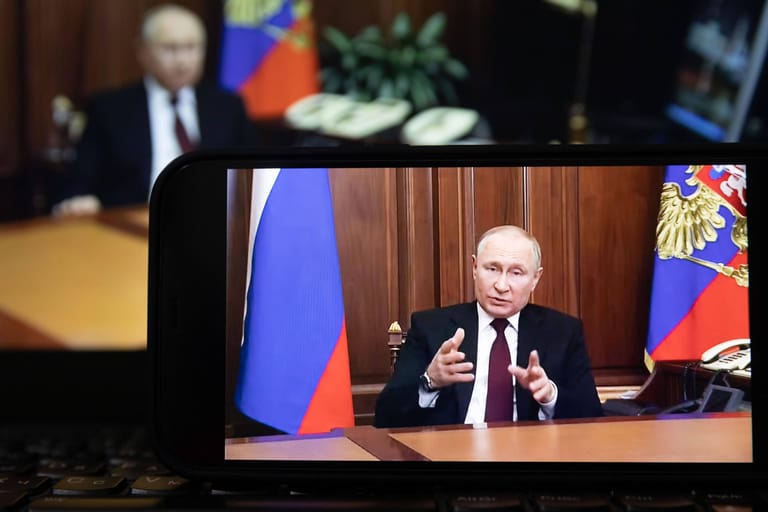21. Februar: Russlands Präsident Wladimir Putin erkennt die selbst ernannten Volksrepubliken Luhansk und Donezk im Osten der Ukraine als unabhängige Staaten an. Tags darauf stimmt das russische Parlament zu. Soldaten sollen in die Separatistengebiete entsandt werden.