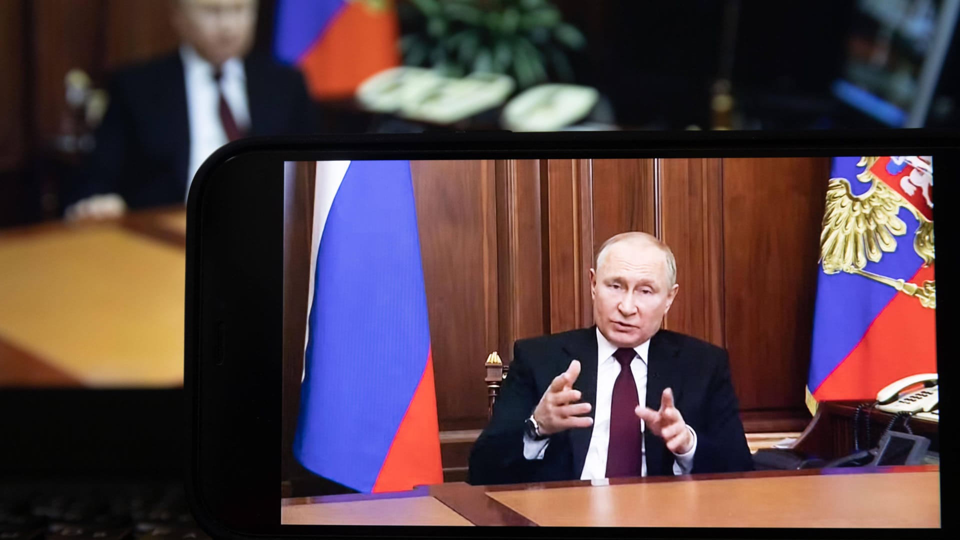 21. Februar: Russlands Präsident Wladimir Putin erkennt die selbst ernannten Volksrepubliken Luhansk und Donezk im Osten der Ukraine als unabhängige Staaten an. Tags darauf stimmt das russische Parlament zu. Soldaten sollen in die Separatistengebiete entsandt werden.