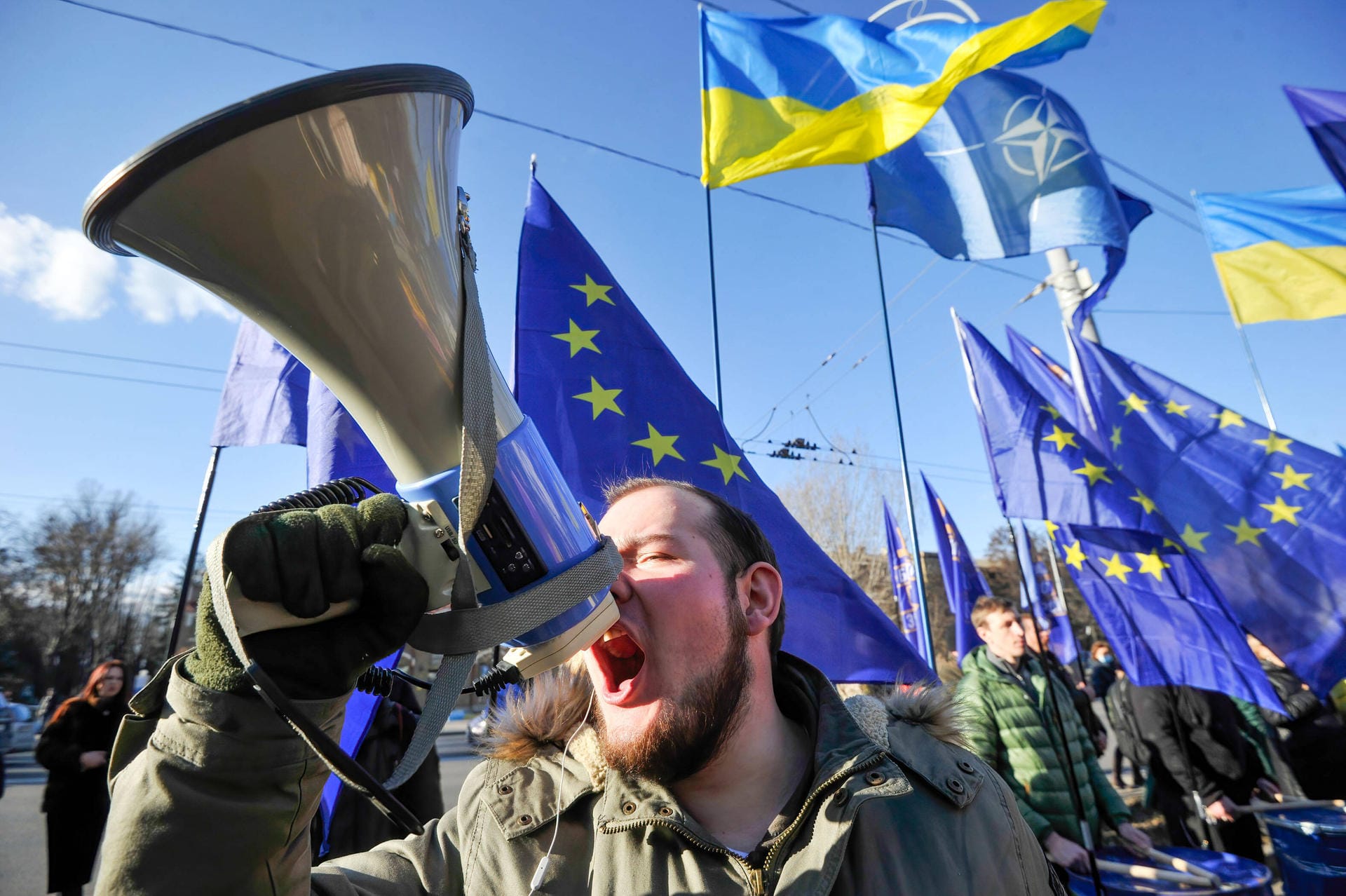 22. Februar: Die EU nimmt mit Strafmaßnahmen vor allem den russischen Finanzsektor ins Visier. Die deutsche Bundesregierung legt die Ostsee-Gaspipeline Nord Stream 2 auf Eis. Im Bild: Proteste vor der russischen Botschaft in Kiew.