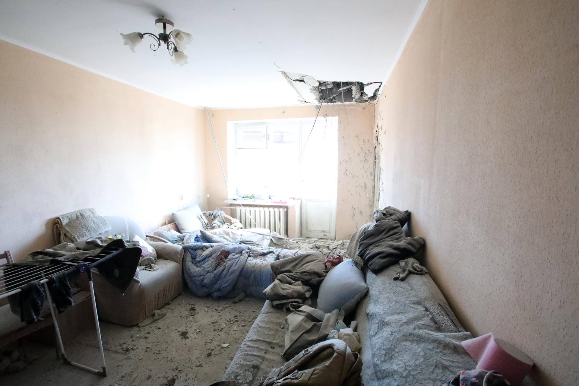 24. Februar: Russland greift die Ukraine an. Die Nato aktiviert Verteidigungspläne für Osteuropa, schließt aber eine militärische Unterstützung der Ukraine aus. Abgebildet: Schäden an einem Wohnhaus in Charkiw.