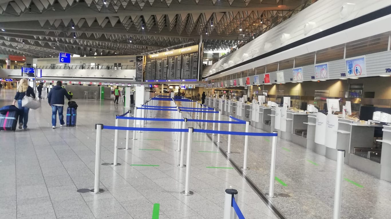 Nur wenige Passagiere gehen durch das Terminal 1 des Flughafens Frankfurt: Aufgrund eines Streiks des Sicherheitspersonals starten in Frankfurt heute nahezu keine regulären Flüge.