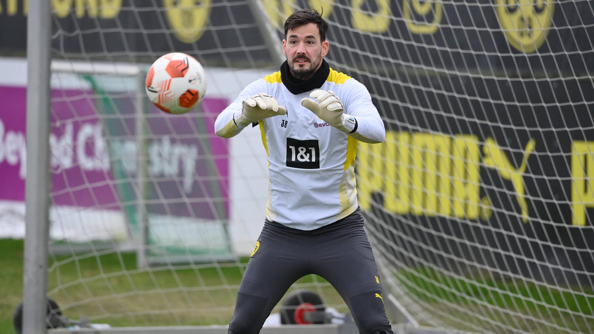 Roman Bürki stand beim BVB in den letzten Monaten nur noch auf dem Trainingsplatz zwischen den Pfosten. Endet für ihn nun das Kapitel Dortmund im Sommer?