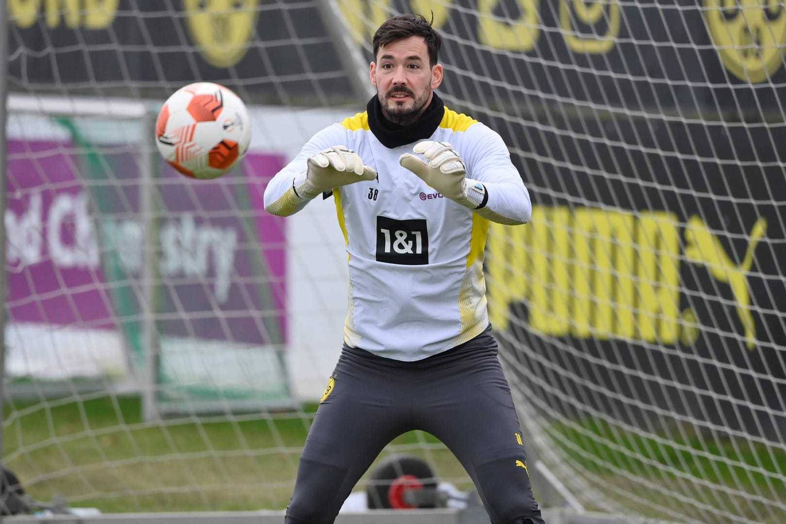 Roman Bürki stand beim BVB in den letzten Monaten nur noch auf dem Trainingsplatz zwischen den Pfosten. Endet für ihn nun das Kapitel Dortmund im Sommer?