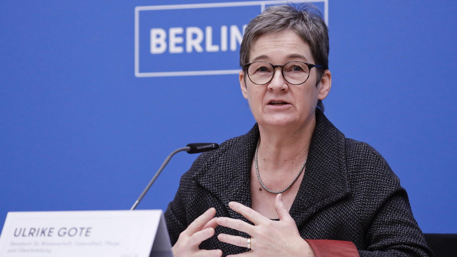 Gesundheitssenatorin Ulrike Gote bei einer Pressekonferenz (Archivbild): Die Grünen-Politikerin ist optimistisch was mögliche Engpässe durch die Impfpflicht angeht. Gesundheitssenatorin Ulrike Gote bei einer Pressekonferenz (Archivbild): Die Grünen-Politikerin ist optimistisch was mögliche Engpässe durch die Impfpflicht angeht.