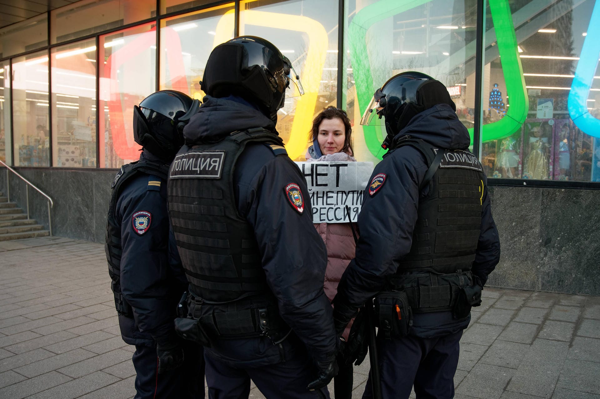 28. Februar: Moskau und Kiew sprechen erstmals seit Beginn des Krieges miteinander – ergebnislos. Russland wird von Fußball-Wettbewerben ausgeschlossen, Sanktionen im Sport folgen. Abgebildet: Anti-Kriegs-Protest in Moskau.