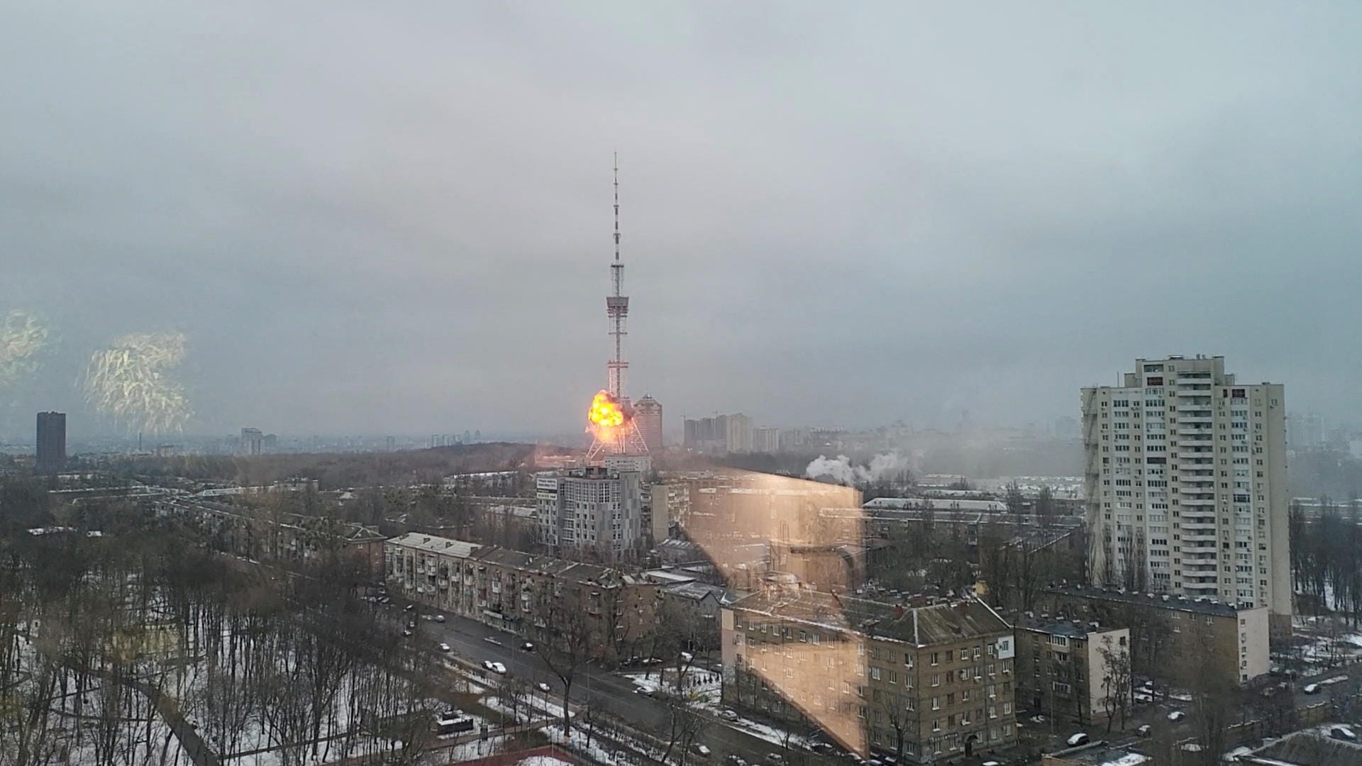 1. März: Der Fernsehturm in Kiew nahe der Holocaust-Gedenkstätte Babyn Jar wird mit Raketen angegriffen. Selenskyj verlangt in einem Appell an das Europaparlament die Aufnahme seines Landes in die EU.