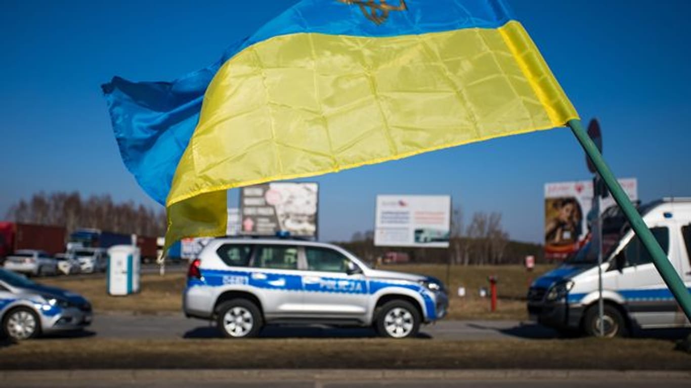 Eine ukrainische Landesfahne ist am polnisch-belarussischen Grenzübergang Koroszczyn zu sehen.