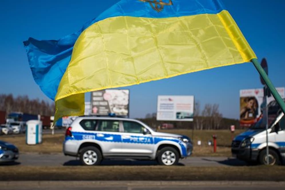 Eine ukrainische Landesfahne ist am polnisch-belarussischen Grenzübergang Koroszczyn zu sehen.