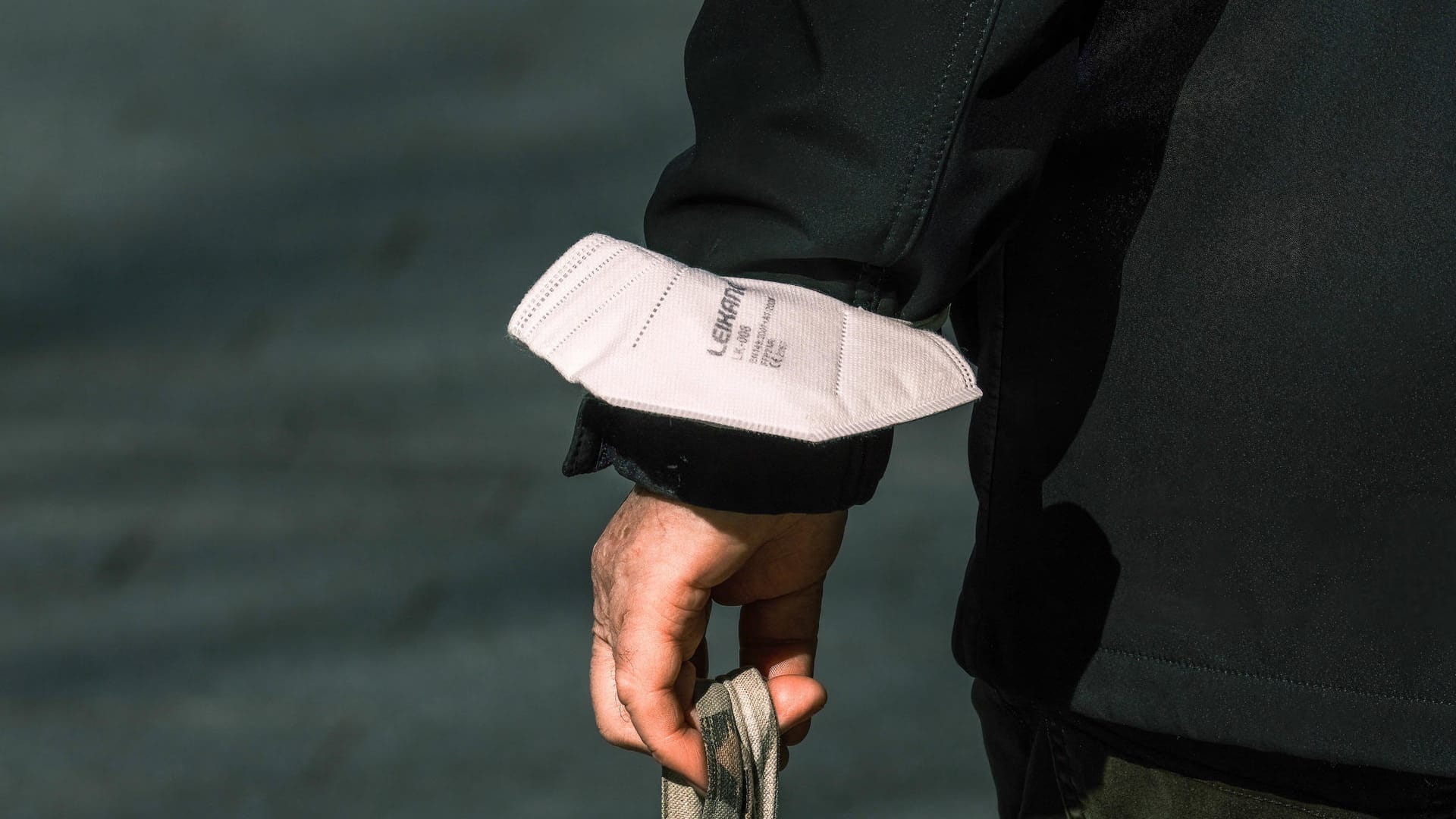 Ein:e Passant:in trägt eine FFP2-Schutzmaske am Arm (Symbolbild): Virologe hält Lockerungen für unkritisch, Maskenpflicht sollte erhalten bleiben. Ein:e Passant:in trägt eine FFP2-Schutzmaske am Arm (Symbolbild): Virologe hält Lockerungen für unkritisch, Maskenpflicht sollte erhalten bleiben.