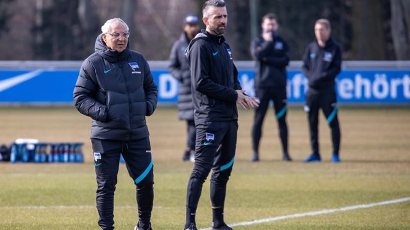 Herthas neuer Cheftrainer Felix Magath (l) und Offensivtrainer Vedad Ibisevic (r) stehen während des Trainings auf dem Schenckendorffplatz.