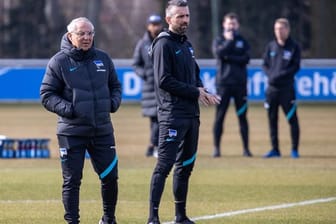 Herthas neuer Cheftrainer Felix Magath (l) und Offensivtrainer Vedad Ibisevic (r) stehen während des Trainings auf dem Schenckendorffplatz.