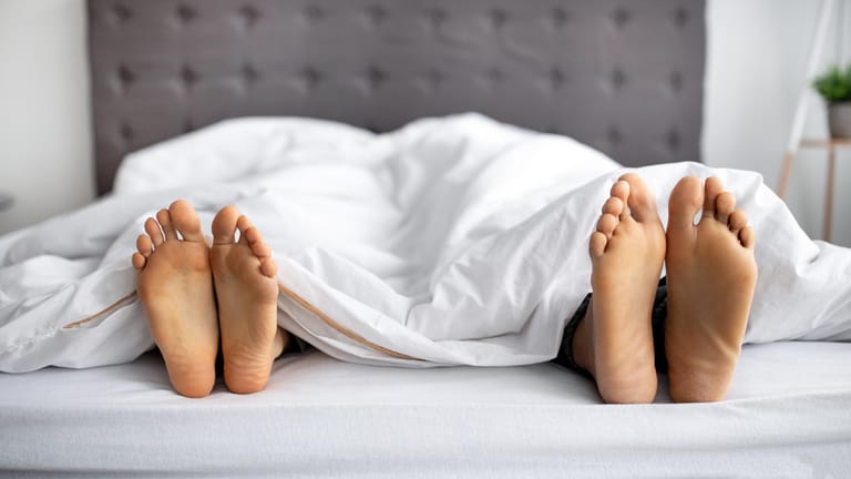 Paar im Bett: Menschen, die sich als asexuell identifizieren, spüren wenig oder kein Verlangen nach Sex.