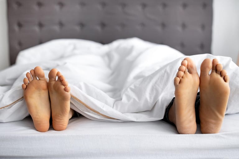 Paar im Bett: Menschen, die sich als asexuell identifizieren, spüren wenig oder kein Verlangen nach Sex.