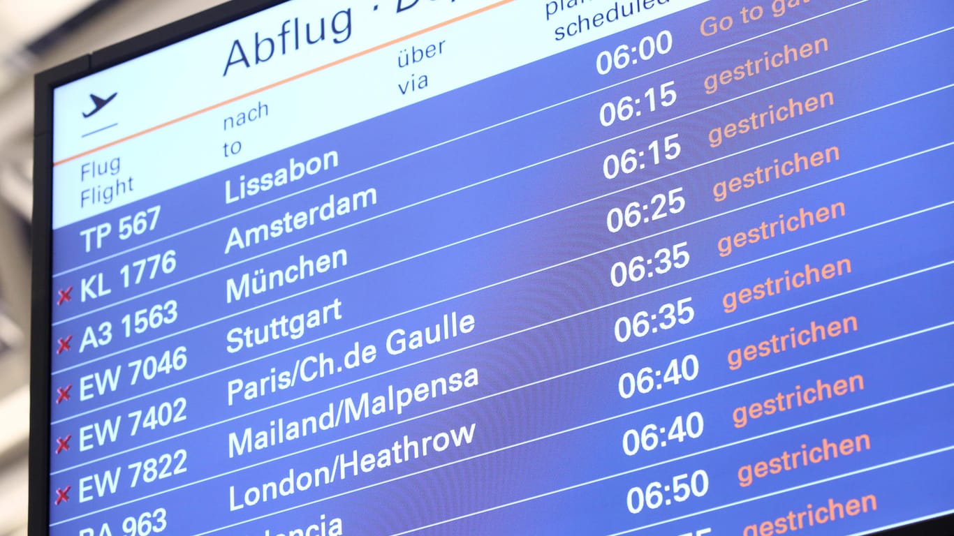 Annullierte Flüge sind auf einer Anzeigetafel am Flughafen Hamburg: Passagiere müssen mit Flugausfällen und Verzögerungen rechnen.