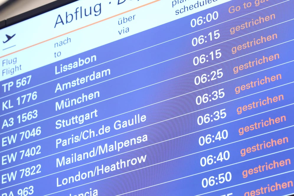 Annullierte Flüge sind auf einer Anzeigetafel am Flughafen Hamburg: Passagiere müssen mit Flugausfällen und Verzögerungen rechnen.