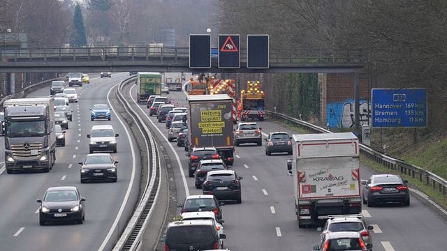 Trotz des enormen Preissprungs bei den Spritkosten drosseln Autofahrer ihre Geschwindigkeit auf Autobahnen nicht.