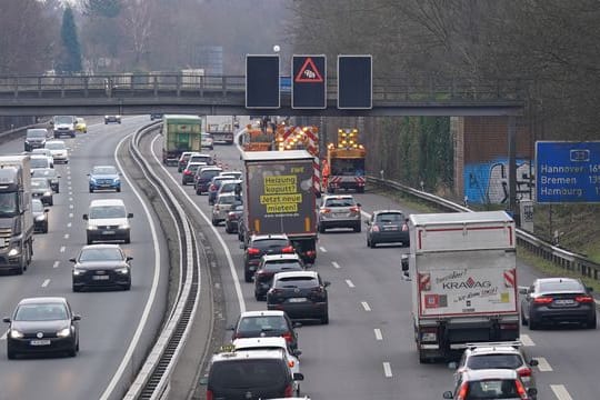 Trotz des enormen Preissprungs bei den Spritkosten drosseln Autofahrer ihre Geschwindigkeit auf Autobahnen nicht.