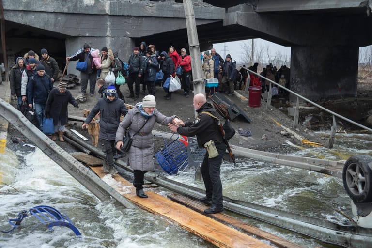 7. März: Bei neuen Verhandlungen bekräftigen Kiew und Moskau ihre Absicht, humanitäre Korridore zu schaffen. Russland soll sich vor dem Internationalen Gerichtshof in Den Haag verantworten. Im