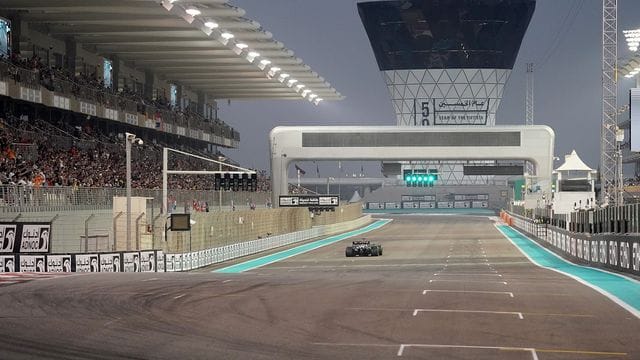 Mercedes-Pilot Lewis Hamilton steuert den Formel-1-Boliden über den Kurs von Abu Dhabi.