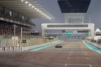 Mercedes-Pilot Lewis Hamilton steuert den Formel-1-Boliden über den Kurs von Abu Dhabi.