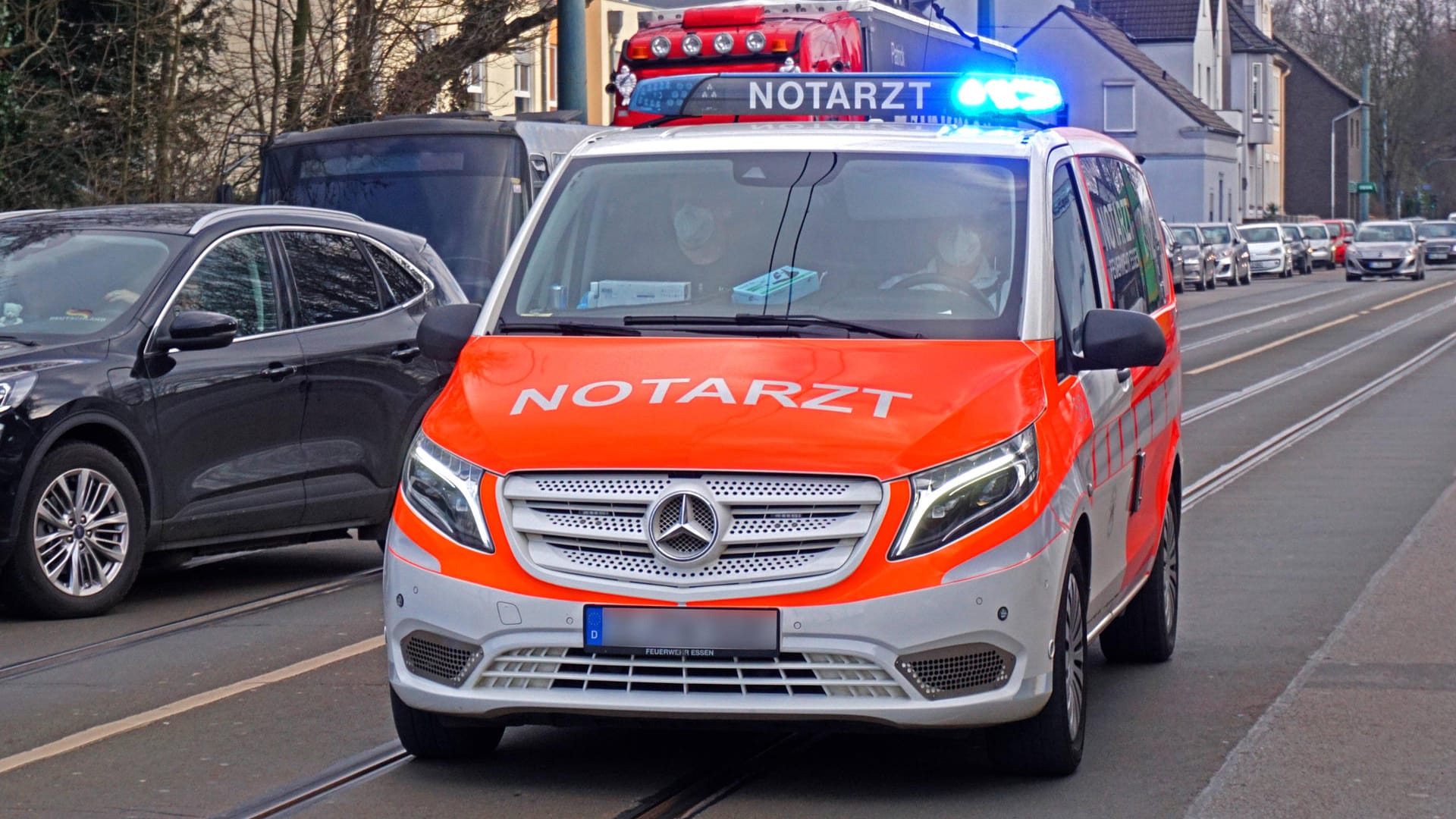 Rettungsdienst im Einsatz (Symbolbild): Dem Neugeborenen dauerte die Fahrt mit dem Rettungswagen zu lang. Rettungsdienst im Einsatz (Symbolbild): Dem Neugeborenen dauerte die Fahrt mit dem Rettungswagen zu lang.